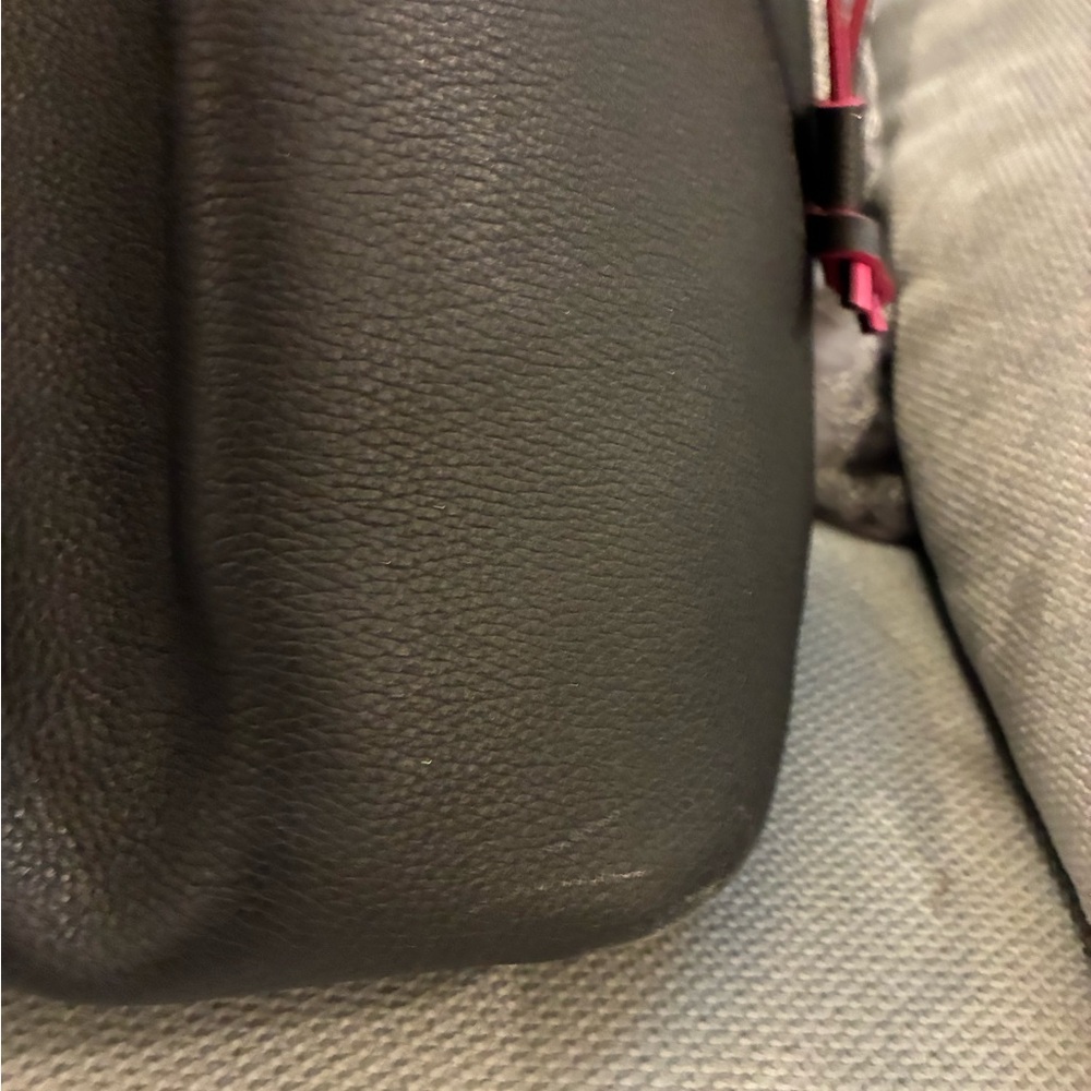 Louis Vuitton Black and Pink Shoulder Bag with Elegant Design - Picture 7 of 15